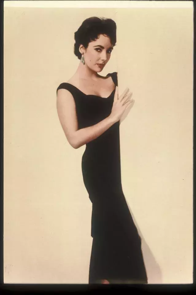 1960年,性感偶像anita ekberg在《la dolcevita》(甜蜜的生活)中伴着