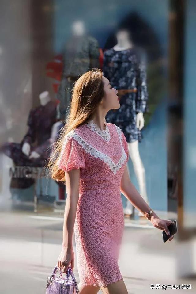 街拍下的小姐姐各款小粉色裙搭配高跟鞋，婀娜好身材尽显女人味