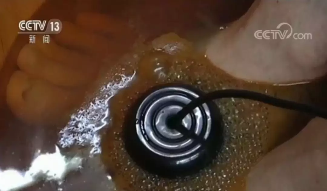 “神奇”水疗仪泡脚 清水变污水是体内排毒？真相是……