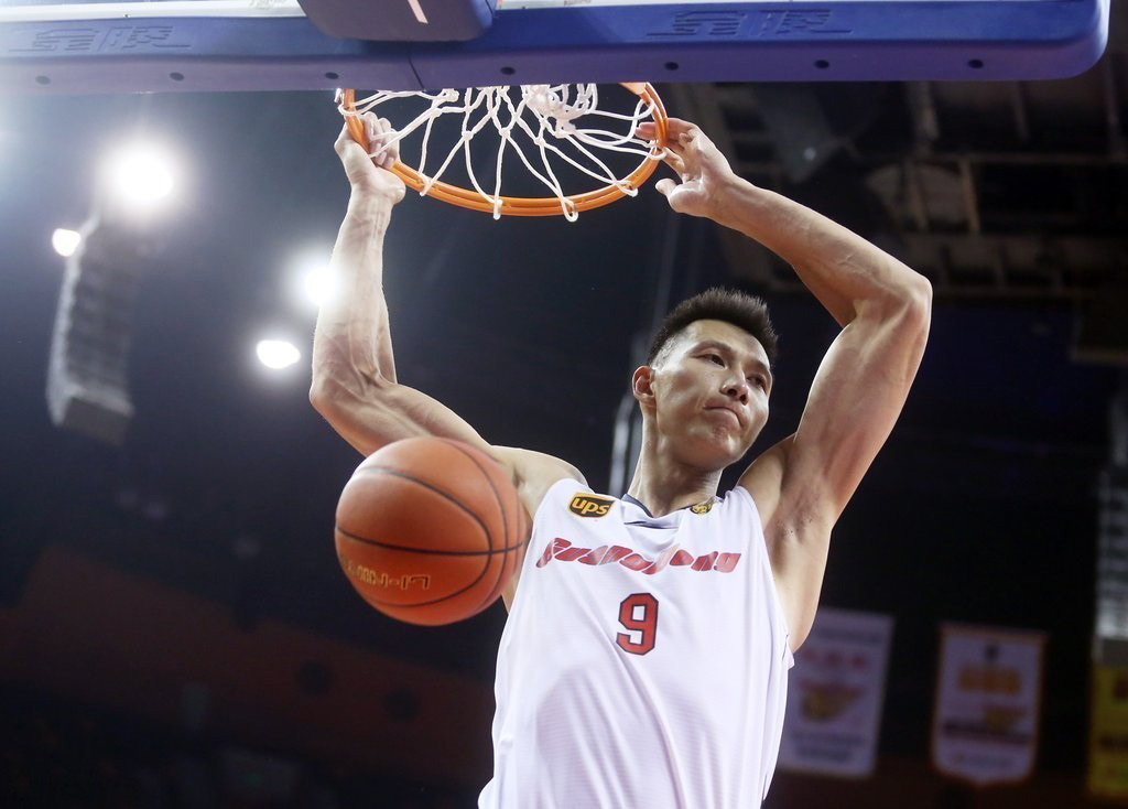 男篮易建联简介（从青涩男孩到广东男篮的顶梁柱，易建联当之无愧的CBA第一人）