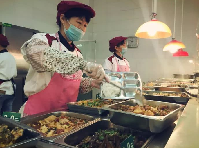 河北高校食堂“新鲜事”，16.6元自助吃15个鸡蛋被叫停，学生控诉