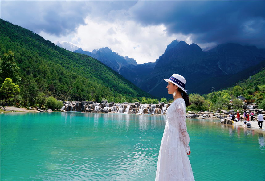 丽江二三事，翻过雪山恰逢花开，隐居听花堂，邂逅一场唯美夕阳