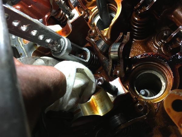 宝马发动机烧机油,换气门油封就能修好?老师傅给出了答案!