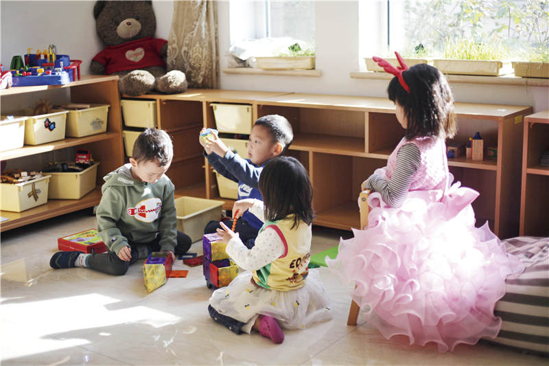 让孩子摘果子、玩泥巴、喂母鸡粮食的“森林幼儿园”，你会选择吗？