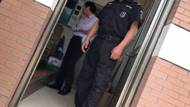 中学门口跳钢管舞，这个舞蹈机构挺别样，真的是选错背景了吗？