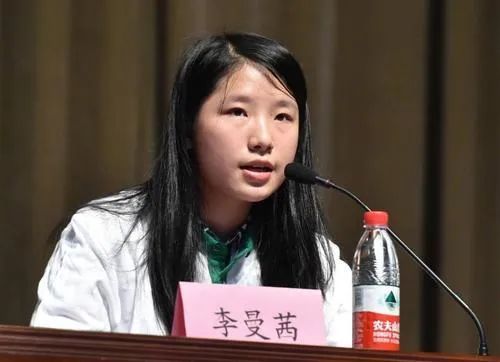 从年级300名到高考状元，715分进清华。面对逆境，她谨记两点