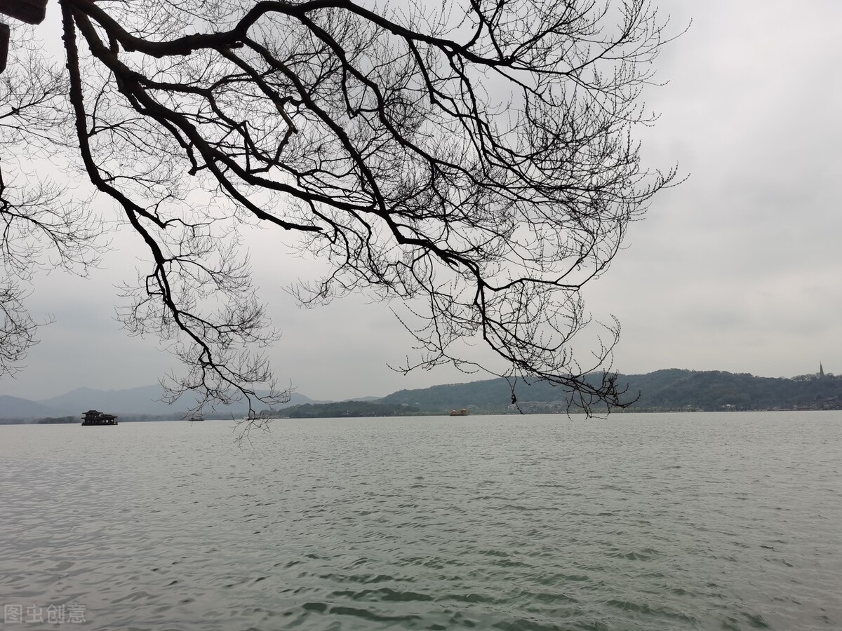 欧阳修《采桑子》轻舟短棹西湖好，赏析