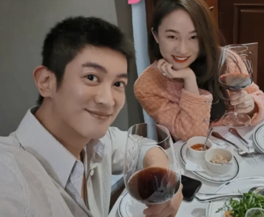 杜江夫妇喝下午茶被偶遇，霍思燕又胖了，双下巴愈发抢镜