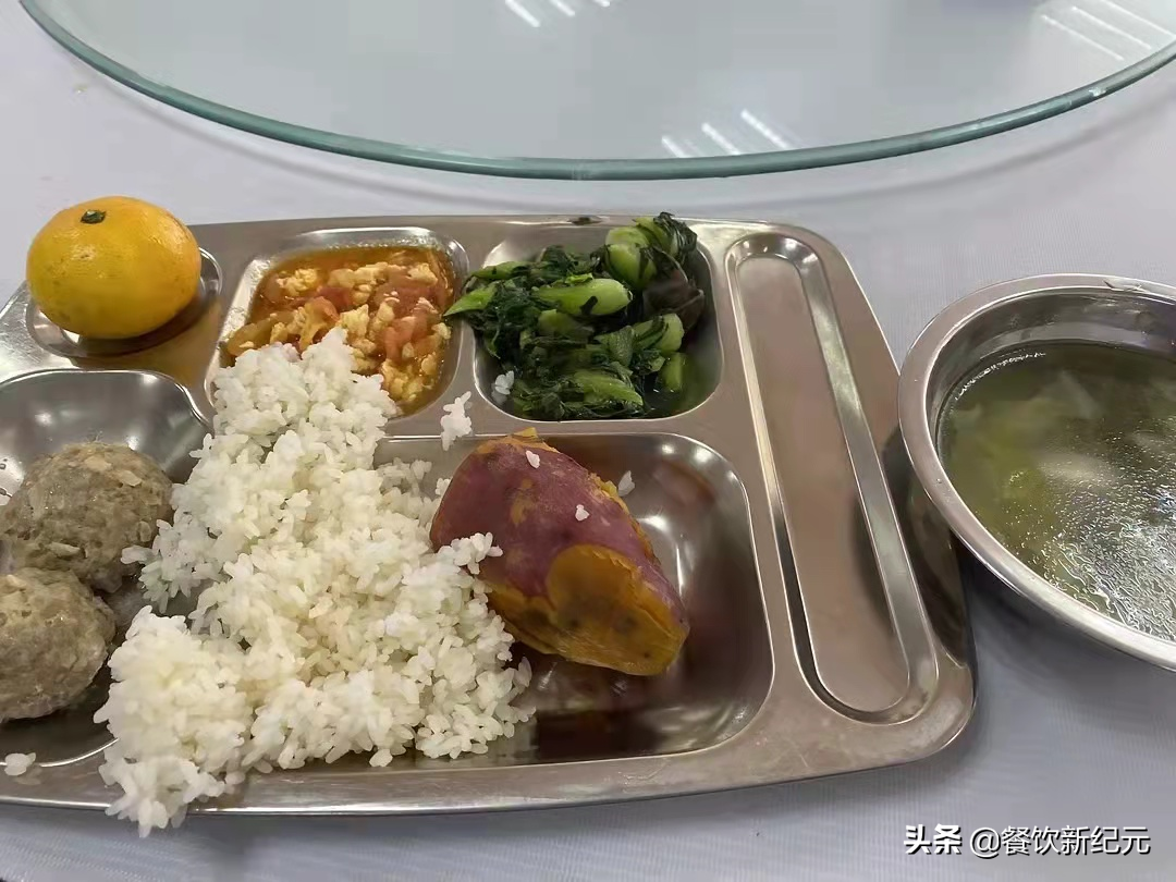 我，28岁，在包邮区当小学老师，年薪15万，看到食堂伙食，想离职