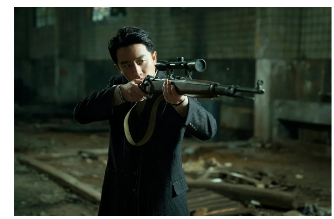 遭张艺谋忽悠，被传傍蒋雯丽上位，“狠人”黄轩的粉红成名史