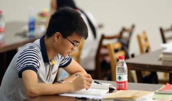 参加了13次高考的唐尚珺，今年还是没能如愿，明年或将背水一战