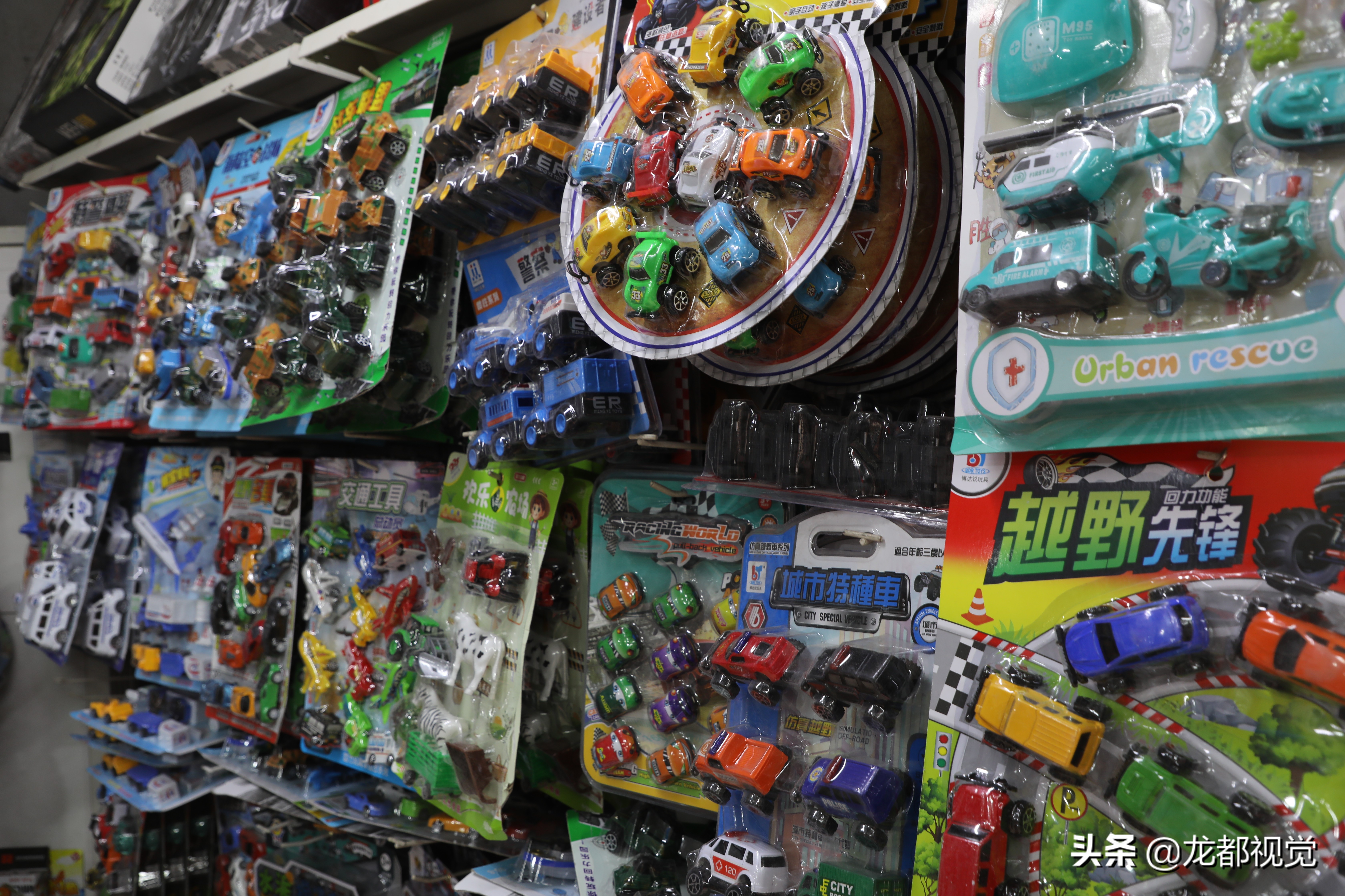 這些小店賣的東西是兒童最愛，趕集時小孩子們看到基本走不動