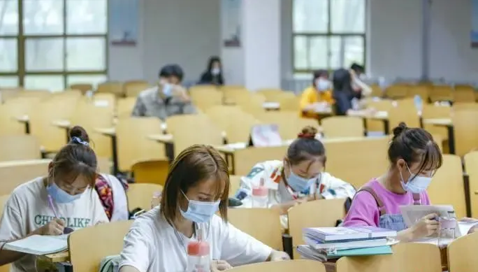 大学“精致女教师”走红，每天穿着打扮都不重样，堪比时尚达人