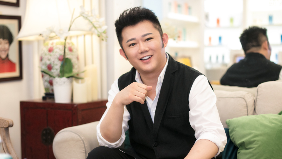 而"东田造型"的创始人李东田,被号称是中国"彩妆教父",曾担任过《红粉