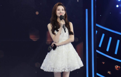 天下足球主持人叫什么名字（《天下足球》的最美主持人，可以靠美貌偏要靠才华，未来可期）-趣拿体育