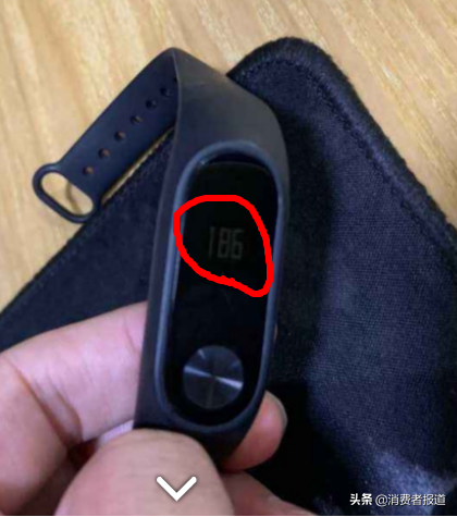 多人投诉小米手环屏幕亮度大幅降低，小米要用户加钱买新品
