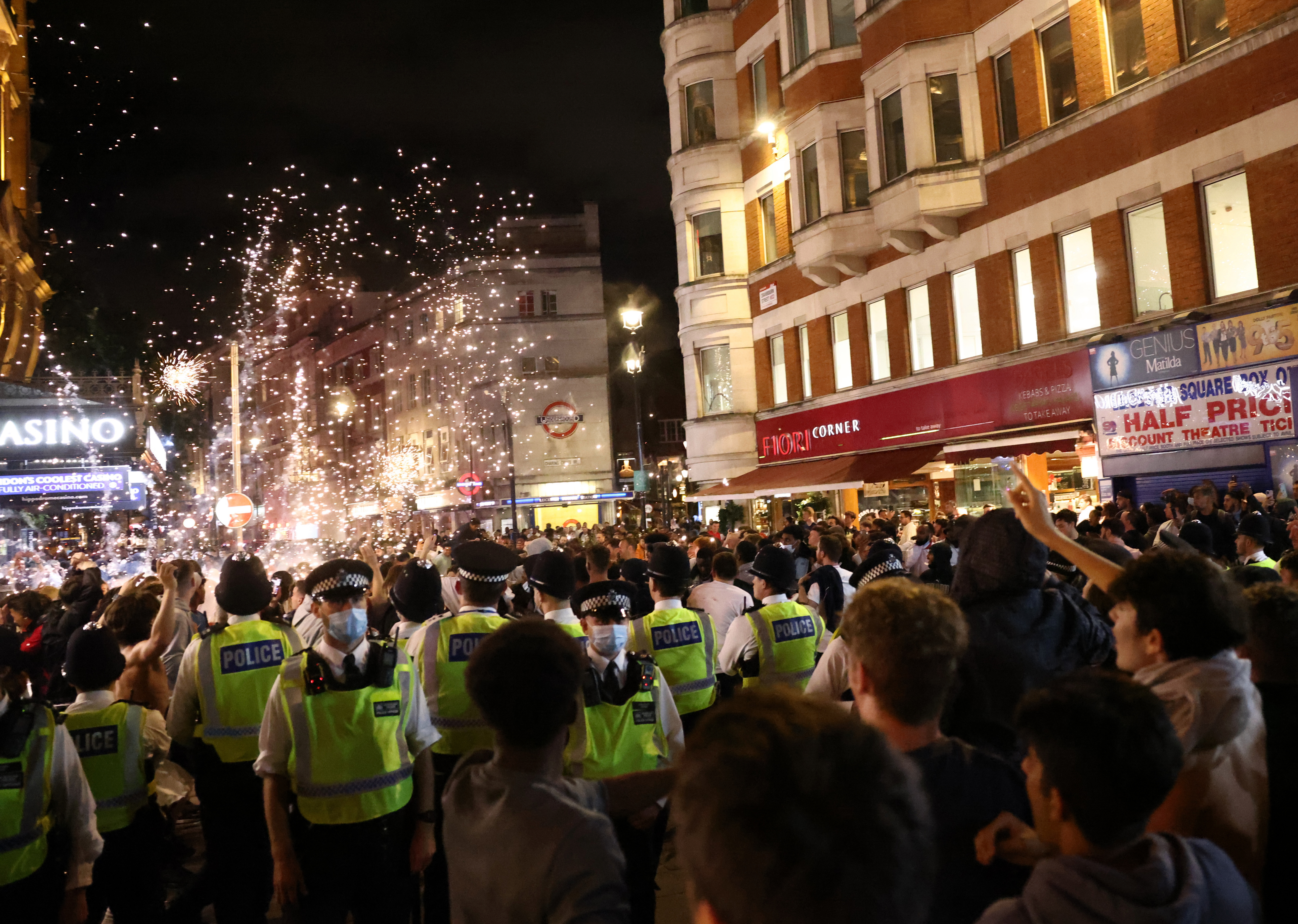 世界杯韩国人上街(「多图」百万球迷上街，庆祝英格兰欧洲杯晋级四强，越来越疯狂)