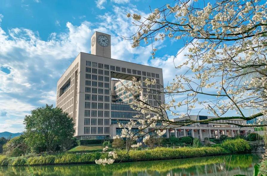 它是新中国最早成立的高等师范学校之一，坐落于重庆，综合实力跃升全国前200强！