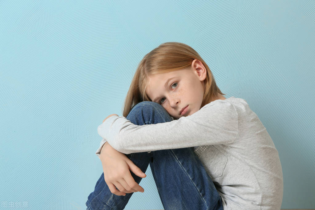 为什么女孩更容易性早熟？和3个因素有关，有女孩的家庭要注意了