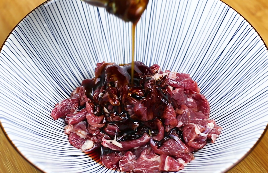 这才是“小炒牛肉”的正宗做法，大厨详细讲解，牛肉鲜嫩不出水