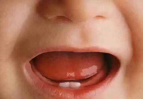 "馋嘴宝宝"火了,狂流口水打湿爸爸衣服,网友:长得好像岳云鹏