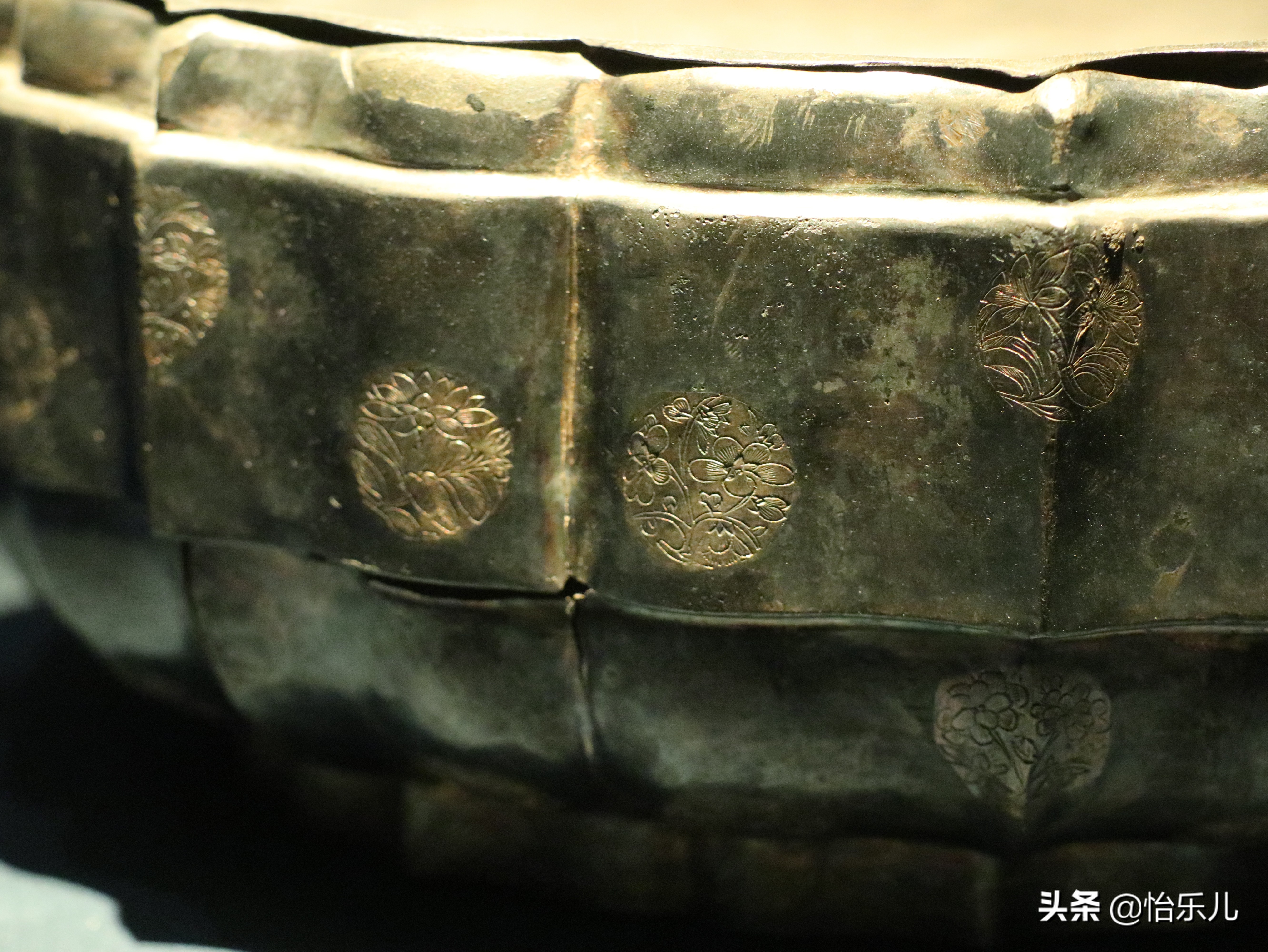 苏州一座墓出土54件元代金银器，纯度高型别致，还件件纹美艺精