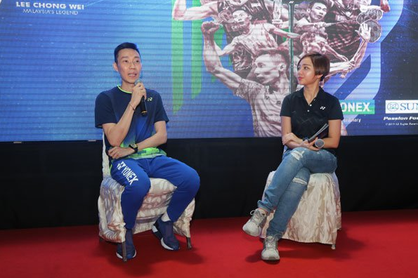 2018羽毛球比賽李宗偉用拍（李宗偉首次在家觀戰！手握球拍努力笑！冠軍很開放林丹&quot;很掙扎&quot;）