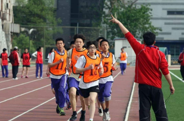 体育场跑步跑外圈还是内圈(体育老师公认的“省力跑步法”，长跑也不容易累，中考生建议收藏)