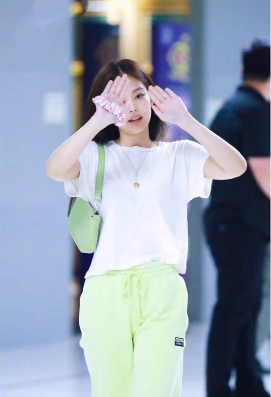 女式c字卫裤图片(jennie果然是团中c位!