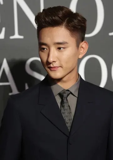 但也算是个阳光大男孩,眉毛,眼睛,鼻子,脸型都很有明星范儿