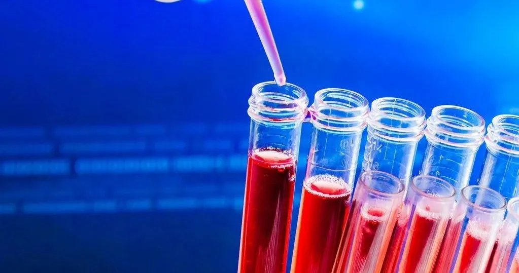 胆碱酯酶检测异常可能是因其他因素引起，不一定是肝功能异常引起