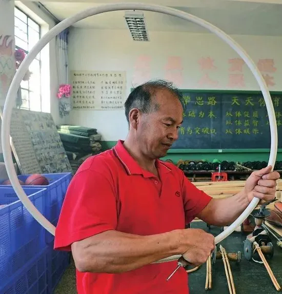 学校操场体育器材(乡村教师用废品为学生做上万件创意体育器材，不得不说他们太会玩)