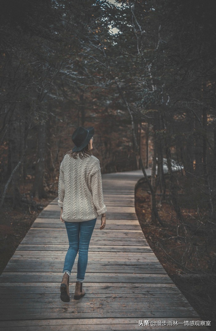 你离开时,我远远地站在你的身后,默默地遥望着,多么渴望你回望一眼,哪