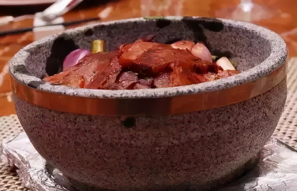 石锅牛肉怎么做（香辣味浓郁石锅牛肉的制作方法）