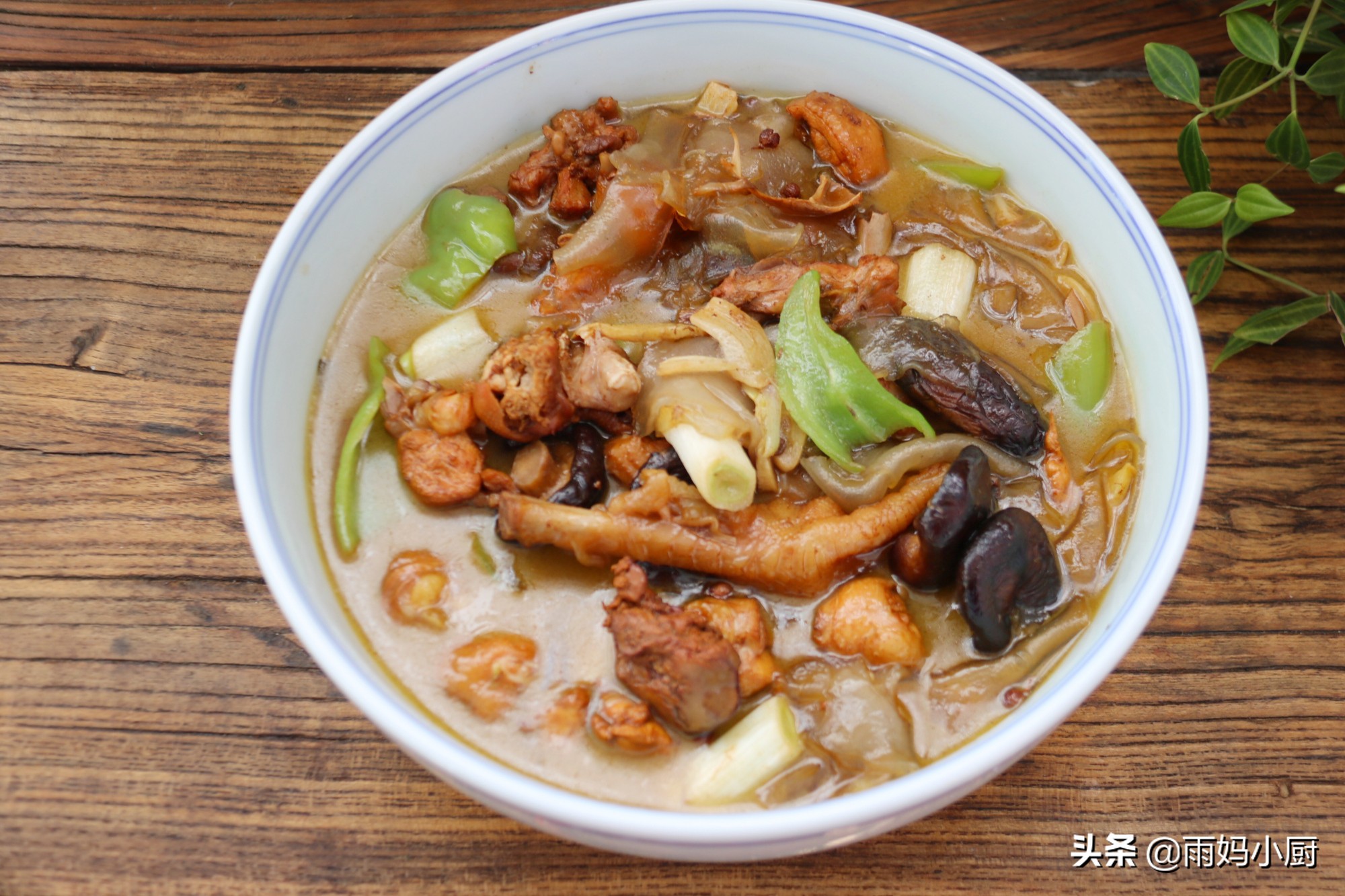 香菇粉皮炖鸡的做法(天冷晚餐就爱一锅炖,有菜有肉又下饭,营养美味