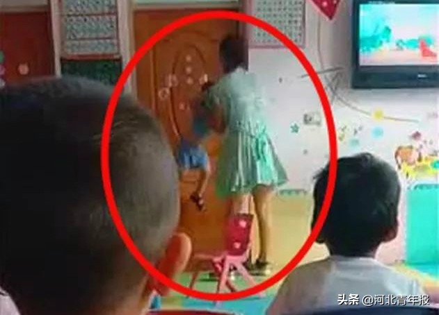 扯拽、拍打、罚站……幼儿园教师殴打4名幼童，还将孩子推进监控盲区，网友：没有爱心别当幼师