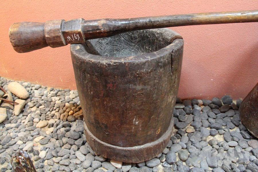 实际上是"杵"(甲骨文的午,就是象形字,像杵之形),就是舂米用的杵,舂米