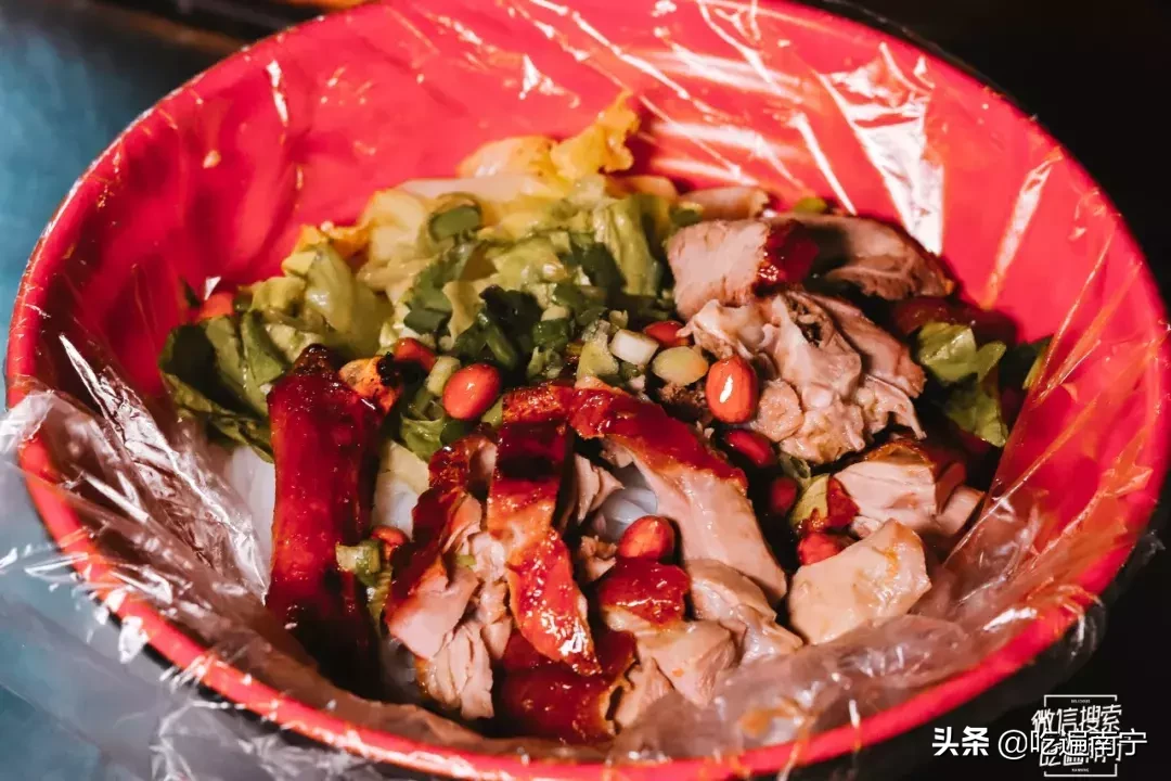 这家晚上10点半才开摊的烧鸭粉!还没开摊就有人在排队