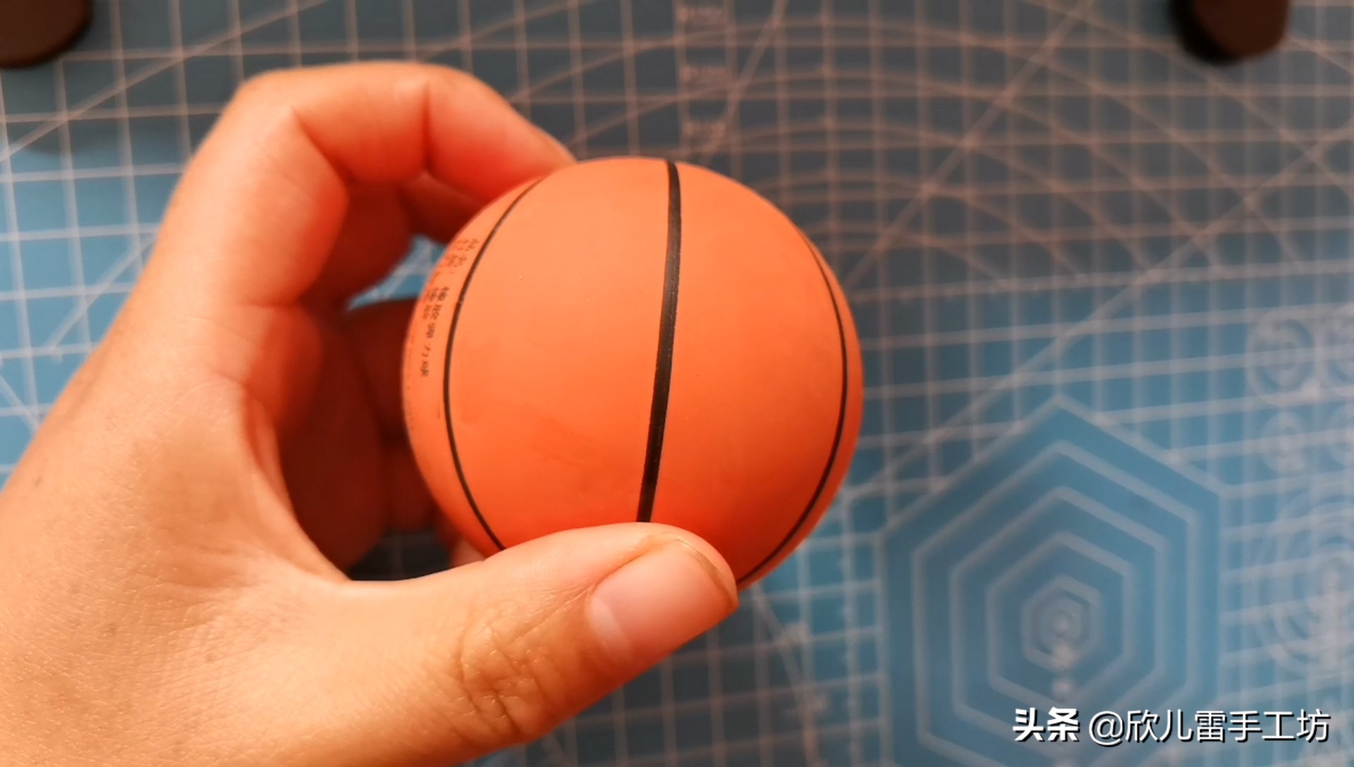 如何把篮球搓起来(简单好做手工黏土橡皮泥篮球，以后不用买了教你自己动手做一个)
