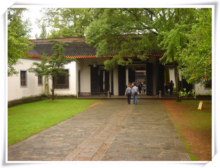 古代四大书院之岳麓书院，历经七毁七建，“藏”在一所著名大学里