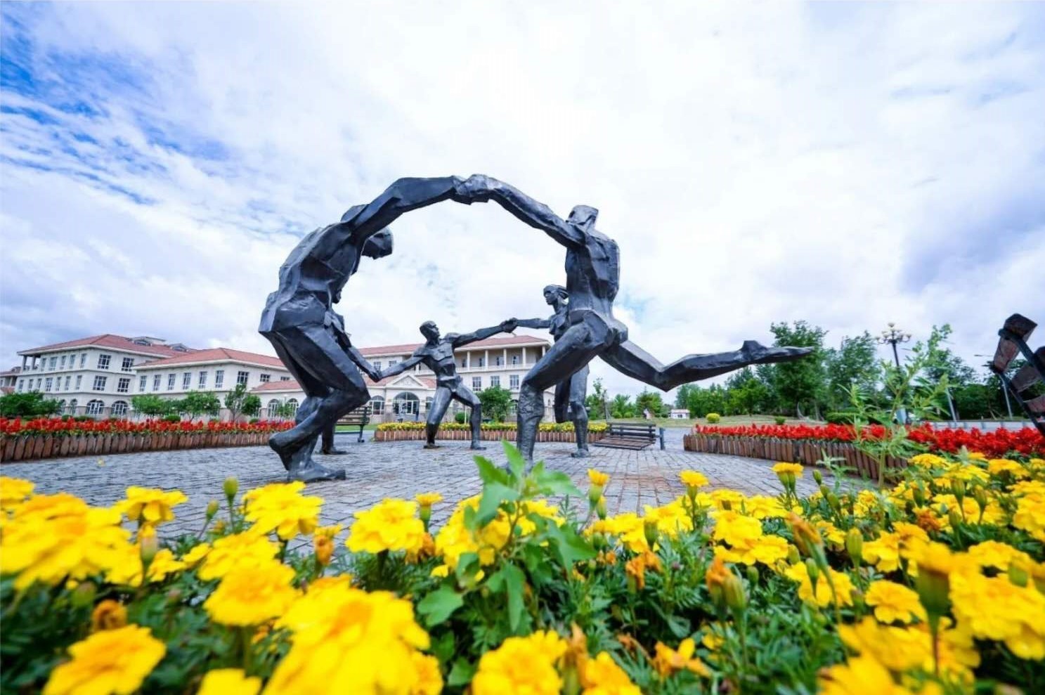 辽宁何氏医学院：国家级风景区里的大学
