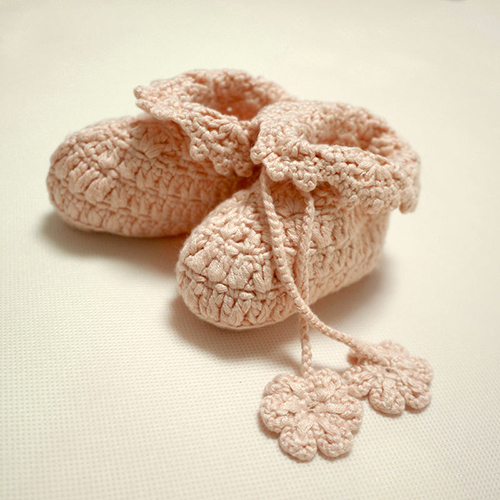 材料:毛绒线50g,12号棒针2根,缝衣针1根宝宝鞋编织方法:起针34针,织下