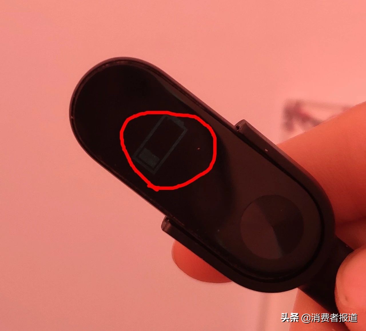 多人投诉小米手环屏幕亮度大幅降低，小米要用户加钱买新品