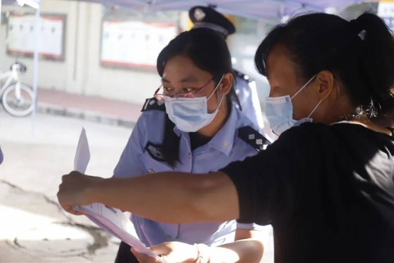 广东虎门：51岁的妈妈为了儿子，陪孩子一起参加高考，用心良苦