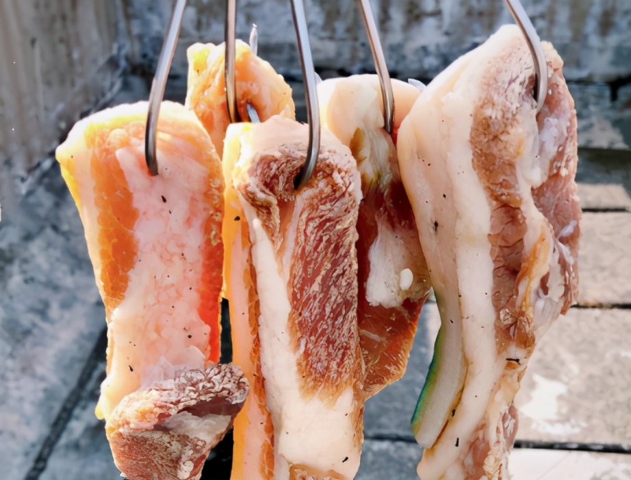 腌咸肉时，牢记“一炒二压三风干”，咸肉咸香不肥腻，放得久