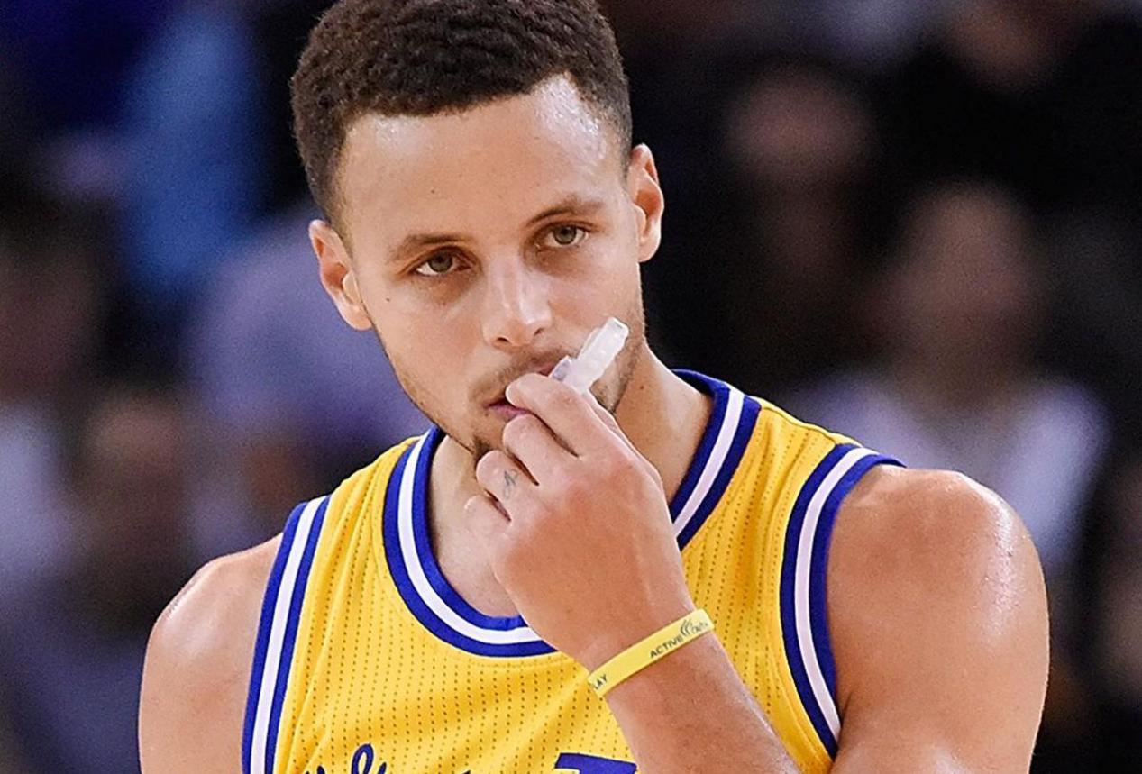 nba为什么会咬牙套（萌神库里比赛时为什么老是嚼牙套？原来这是他的秘密武器）-趣拿体育