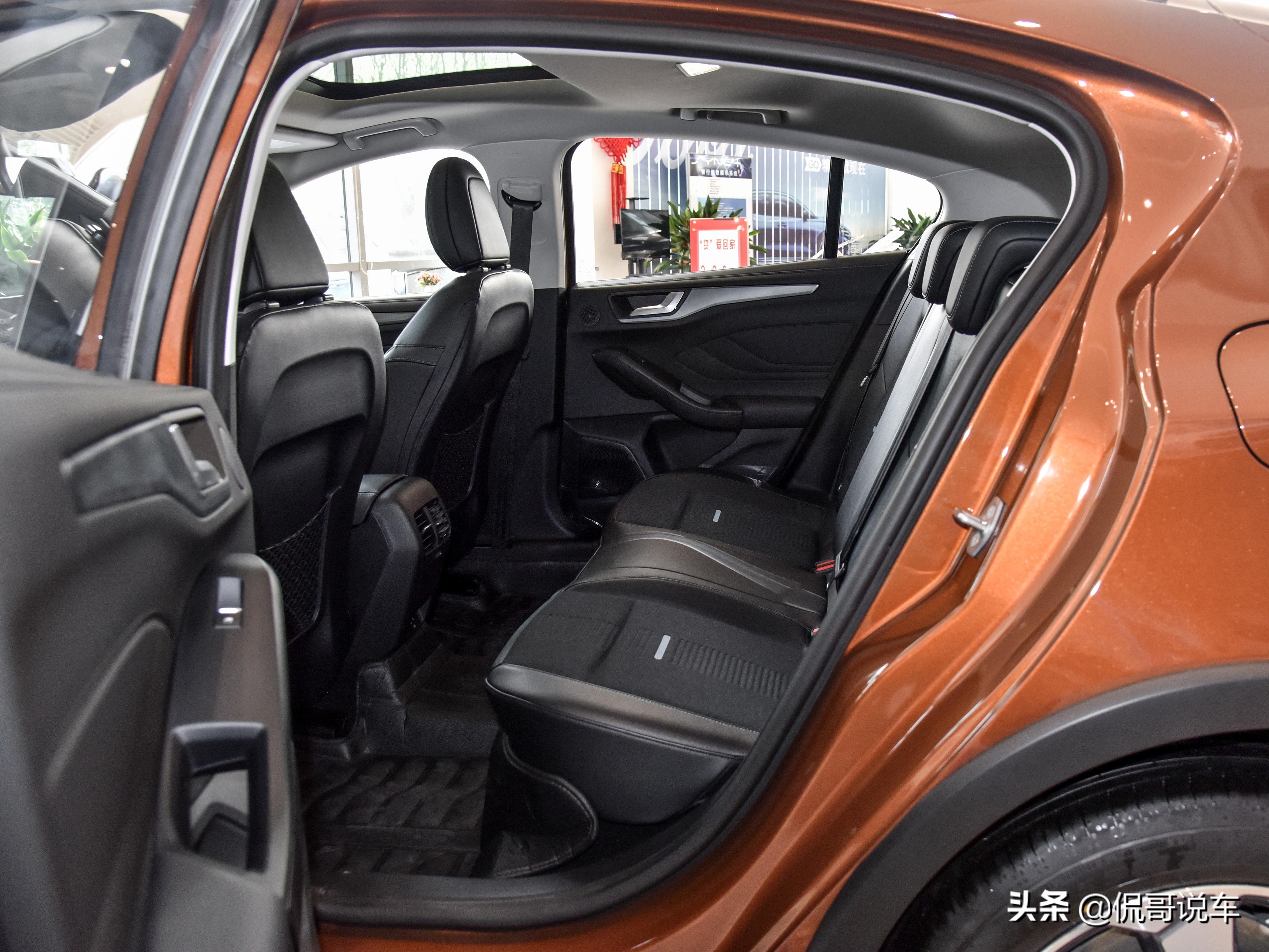 5.7L油耗，能加92号汽油，用车省钱的合资车，带你看福特福克斯