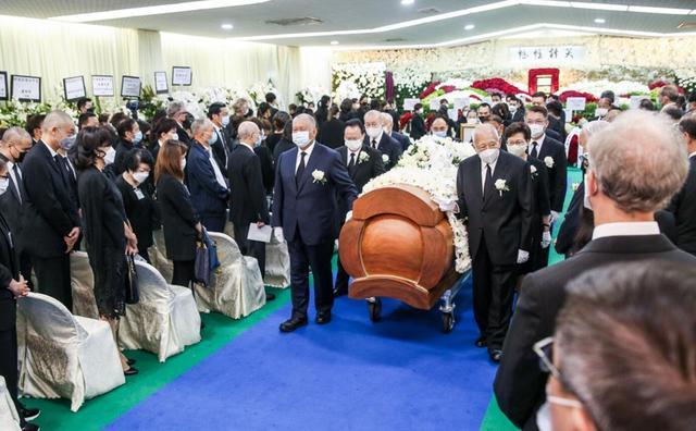 利智手挽李连杰出现在了赌王的葬礼上,如今的利智,早已容颜不再