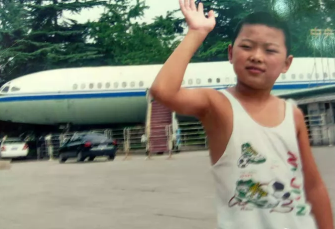 励志！从不能站立到学会行走，脑瘫少年离家4000公里读大学，还跨专业考上研究生