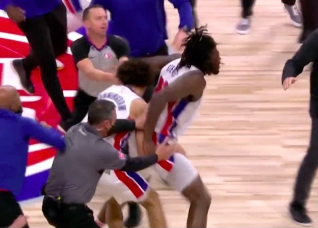 NBA大型冲突！詹姆斯打人被驱逐，活塞中锋满脸血，推倒戴维斯